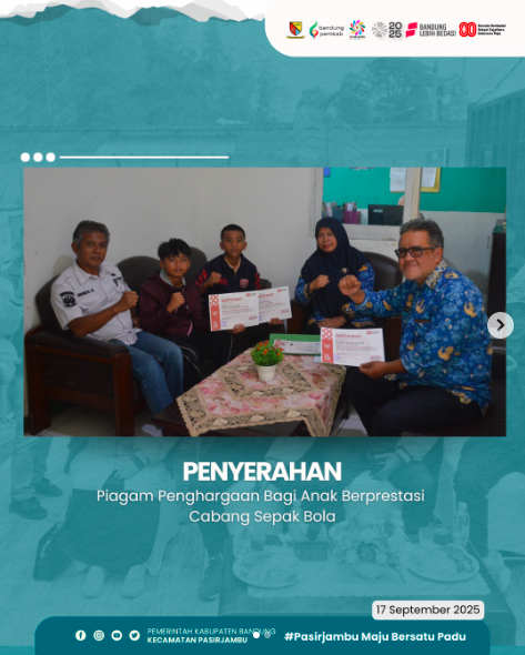 apresiasi-berupa-piagam-penghargaan-kepada-anak-anak-berprestasi-di-cabang-olahraga-sepak-bola
